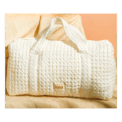 Avec son look bohème et sa matière nid d’abeille toute douce, c’est le sac de voyage aux dimensions idéales pour partir en escapade. Affaires de sports, courses, vêtements... son large format vous permettra de tout transporter sans effort. Facilement lavable, sa doublure est imperméable. Dimensions : 41,5 cm X 20,8 cm X 18 cm