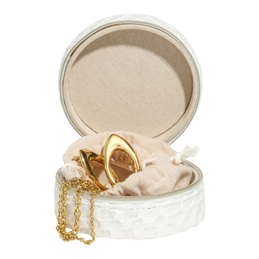 Découvrez notre Boîte à Bijoux de Voyage ronde et au style bohème, en matière nid d’abeille. Pratique, son pochon protège en toutes circonstances.