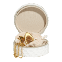 Découvrez notre Boîte à Bijoux de Voyage ronde et au style bohème, en matière nid d’abeille. Pratique, son pochon protège en toutes circonstances.