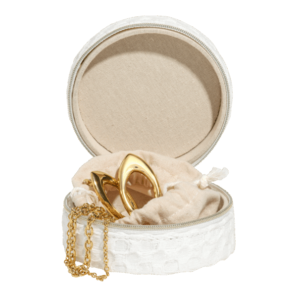Découvrez notre Boîte à Bijoux de Voyage ronde et au style bohème, en matière nid d’abeille. Pratique, son pochon protège en toutes circonstances.