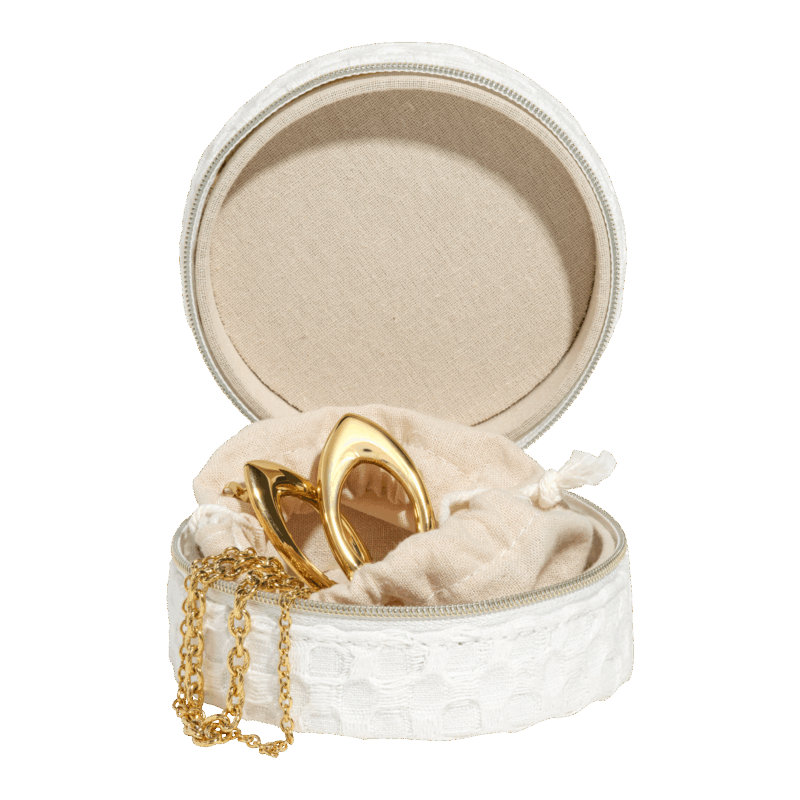 Découvrez notre Boîte à Bijoux de Voyage ronde et au style bohème, en matière nid d’abeille. Pratique, son pochon protège en toutes circonstances.