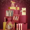 La touche bonne mine qui fait tout le look ! Le Coffret Trio Blush Kit réunit 3 teintes lumineuses et modulables à appliquer aussi bien sur les joues, les lèvres que les paupières. Une texture douce, fondante, facile à estomper au doigt comme au pinceau, pour un effet frais ou plus intense selon vos envies.