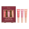 La touche bonne mine qui fait tout le look ! Le Coffret Trio Blush Kit réunit 3 teintes lumineuses et modulables à appliquer aussi bien sur les joues, les lèvres que les paupières. Une texture douce, fondante, facile à estomper au doigt comme au pinceau, pour un effet frais ou plus intense selon vos envies.