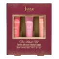 La touche bonne mine qui fait tout le look ! Le Coffret Trio Blush Kit réunit 3 teintes lumineuses et modulables à appliquer aussi bien sur les joues, les lèvres que les paupières. Une texture douce, fondante, facile à estomper au doigt comme au pinceau, pour un effet frais ou plus intense selon vos envies.