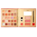 Un large choix de fards à paupières dans un format compact pratique pour emmener partout avec vous : ce Livre Total Look avec son grand miroir intérieur sera votre meilleur allié pour réaliser un grand nombre de looks, des plus naturels aux plus festifs.