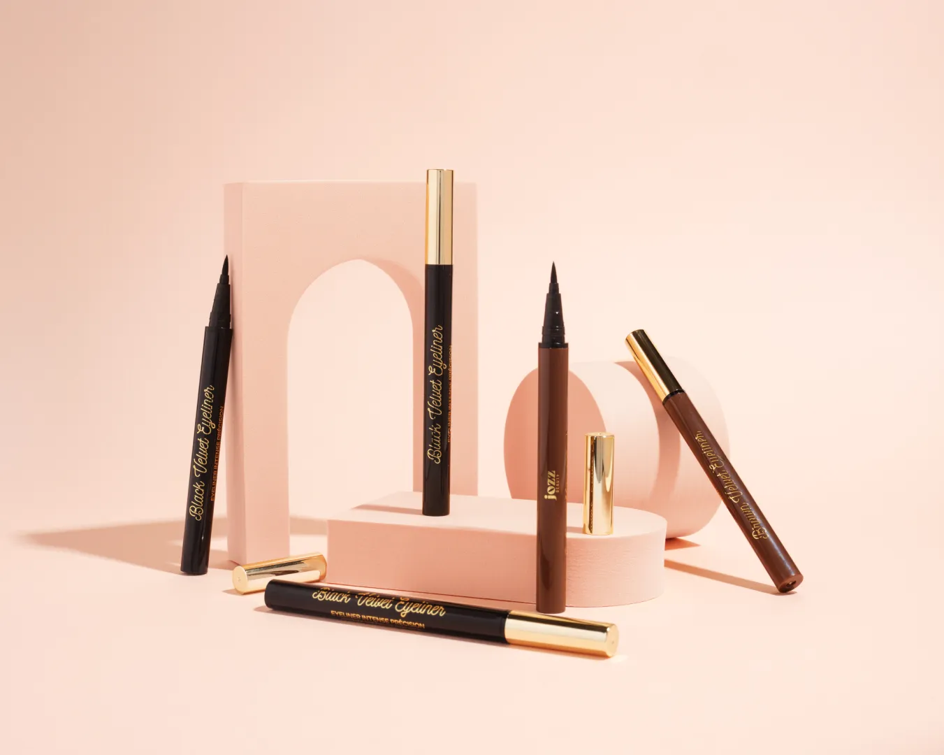 Une pointe ultra-fine qui glisse sur la paupière pour des tracés d'une précision parfaite. Faciles à appliquer et dotés d'une intensité longue durée, les eyeliners BLACK & BRON VELVET vous permettront de créer tous les styles, du plus chic au plus graphiques.