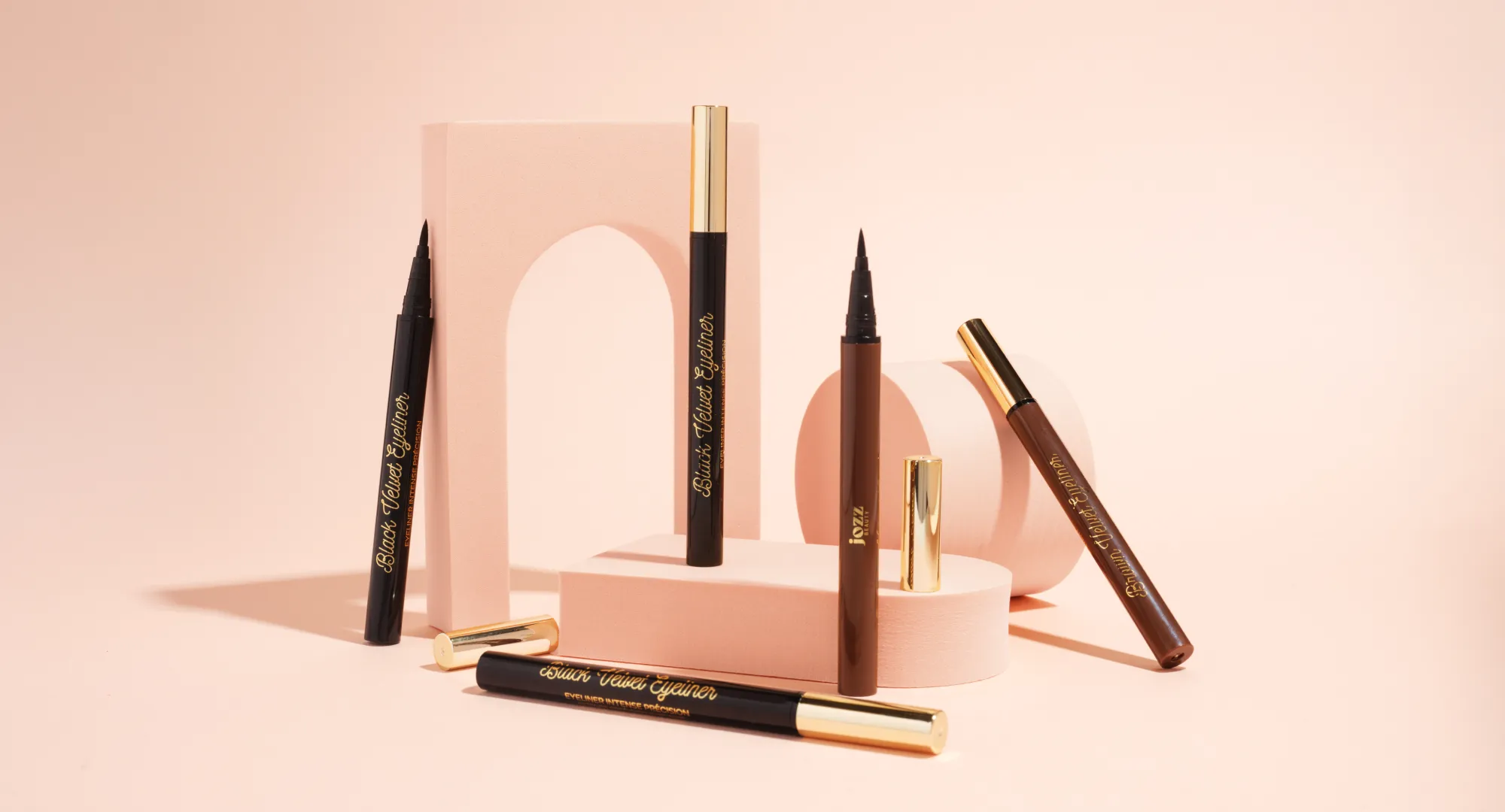 Une pointe ultra-fine qui glisse sur la paupière pour des tracés d'une précision parfaite. Faciles à appliquer et dotés d'une intensité longue durée, les eyeliners BLACK & BRON VELVET vous permettront de créer tous les styles, du plus chic au plus graphiques.