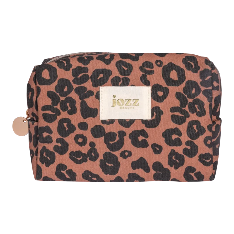 Adoptez la trousse de maquillage Savana au motif léopard indémodable, véritable signature de la collection Earthly Paradise.