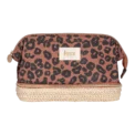 Voyagez au cœur des tropiques avec la trousse "Wild", une pièce unique qui fusionne notre motif léopard signature au raphia tressé.