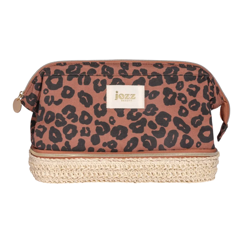 Voyagez au cœur des tropiques avec la trousse "Wild", une pièce unique qui fusionne notre motif léopard signature au raphia tressé.