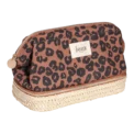 Voyagez au cœur des tropiques avec la trousse "Wild", une pièce unique qui fusionne notre motif léopard signature au raphia tressé.