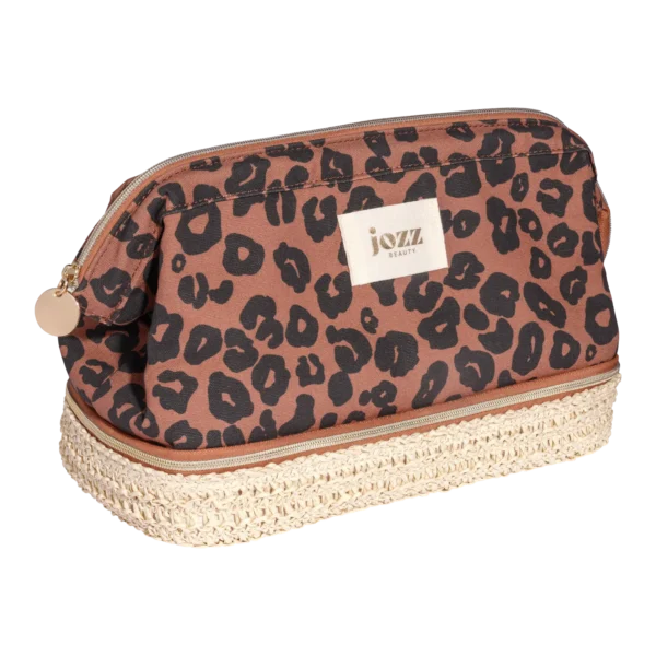 Voyagez au cœur des tropiques avec la trousse "Wild", une pièce unique qui fusionne notre motif léopard signature au raphia tressé.