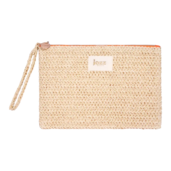 Succombez au charme de notre trousse Jungle en raphia, l’accessoire idéal pour emporter partout avec vous l’esprit naturel de la collection Earthly Paradise.