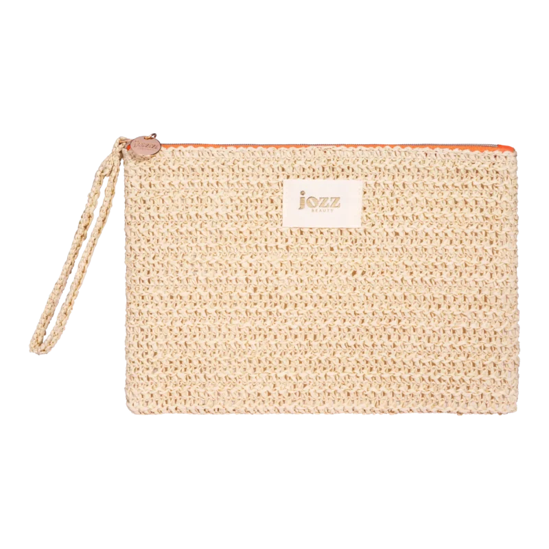 Succombez au charme de notre trousse Jungle en raphia, l’accessoire idéal pour emporter partout avec vous l’esprit naturel de la collection Earthly Paradise.