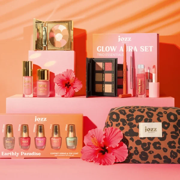 Adoptez la trousse de maquillage Savana au motif léopard indémodable, véritable signature de la collection Earthly Paradise.