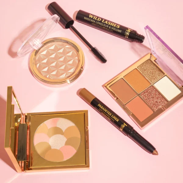 Plongez dans une oasis de lumière avec le coffret Divine Radiance Duo, une escale beauté au cœur d'une collection tropicale pensée pour irradier de soleil.