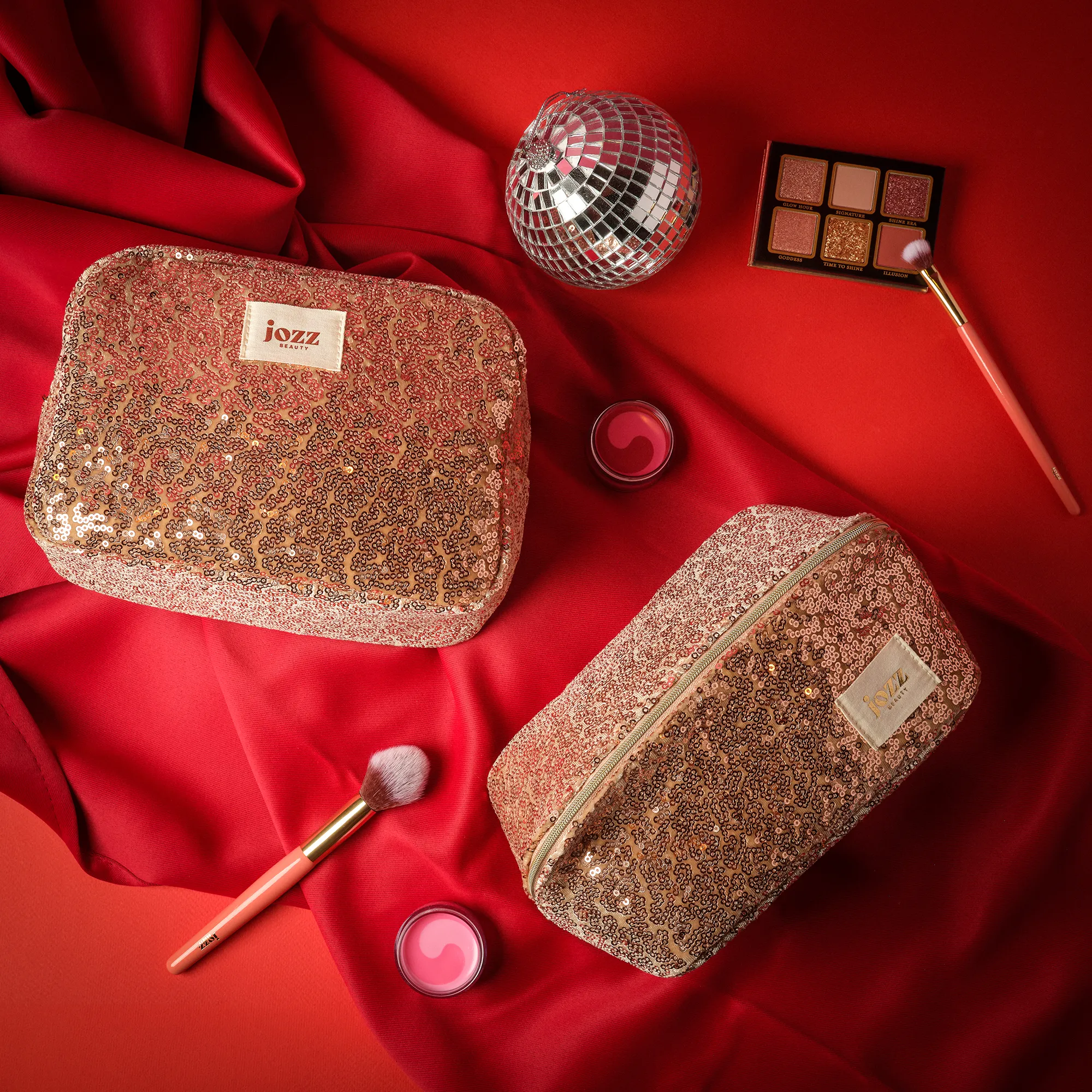 Grande trousse de toilette JOZZ Beauty à sequins avec pinceau, fards et baume à lèvres sur tissu rouge